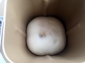 面团揉出薄膜，放冰箱5度发酵一夜。发到原来的2--3倍