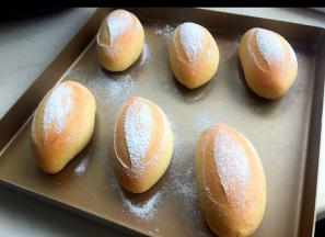 烤箱预热上下火180度，放中层烤18--20分钟。