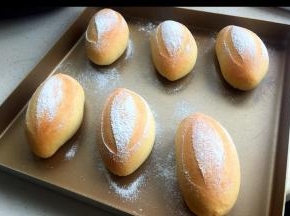 烤箱预热上下火180度，放中层烤18--20分钟。