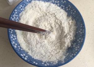 面粉和奶粉混合搅匀