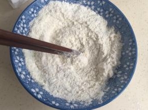 面粉和奶粉混合搅匀