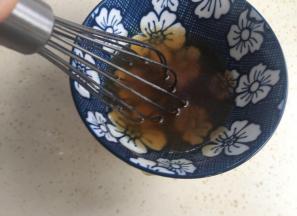 玉米油、糖浆和枧水打匀