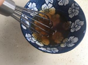 玉米油、糖浆和枧水打匀