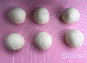 拿出排气，分成均匀6个。滚圆松弛10分钟