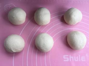 拿出排气，分成均匀6个。滚圆松弛10分钟