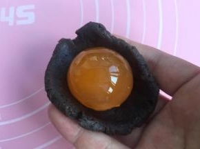 然后用馅料裹住蛋黄