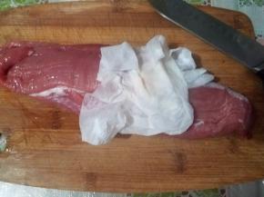 先把小里脊洗净，用厨房纸搽干。