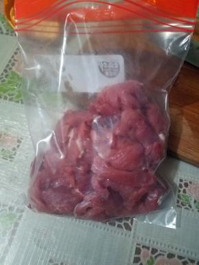 把切好的肉片放入密实袋。