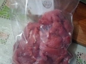 把切好的肉片放入密实袋。