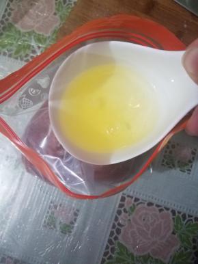 把蛋清放入密实袋。