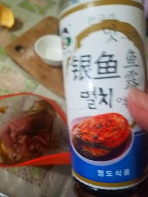 两汤匙的鱼露，没有鱼露可以选择颜色不会太深的一品鲜之类的酱油。