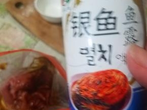 两汤匙的鱼露，没有鱼露可以选择颜色不会太深的一品鲜之类的酱油。