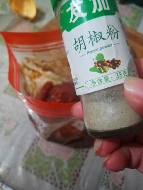 再来一点白胡椒粉，没有可以不放但是不要放五香粉，大料粉之类的，会影响颜色。