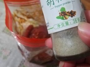 再来一点白胡椒粉，没有可以不放但是不要放五香粉，大料粉之类的，会影响颜色。