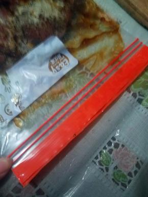 轻轻的排除空气，密封。