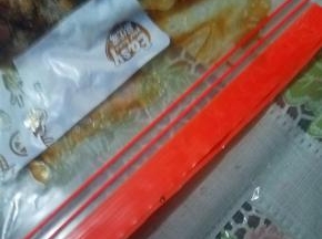 轻轻的排除空气，密封。