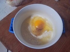 把面粉，鸡蛋，水放入一个大碗内，再撒上一点点白胡椒粉，现磨的最佳。