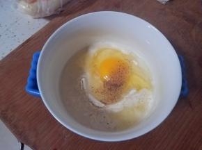 把面粉，鸡蛋，水放入一个大碗内，再撒上一点点白胡椒粉，现磨的最佳。