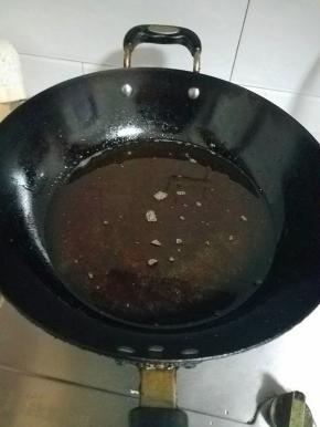 油锅热油，我用的大豆油，颜色比较深，但是非常香，这个根据个人爱好选择即可。但是选择豆油最好放花椒，大料提早炼一下，比较没有太大的味道。