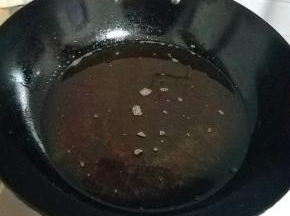 油锅热油，我用的大豆油，颜色比较深，但是非常香，这个根据个人爱好选择即可。但是选择豆油最好放花椒，大料提早炼一下，比较没有太大的味道。