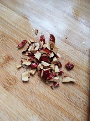 大枣也切成碎放入