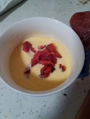 把腌渍好的肉片放入准备的面糊中。