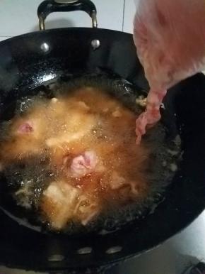 油热后，一片片展开下锅。