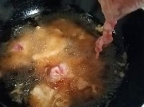油热后，一片片展开下锅。