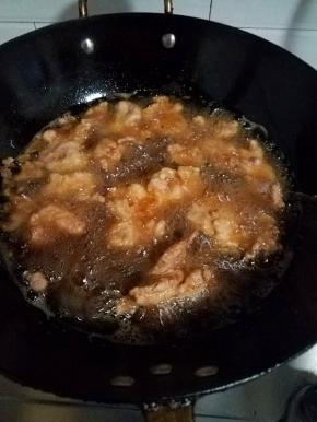 炸至浅金色即可。