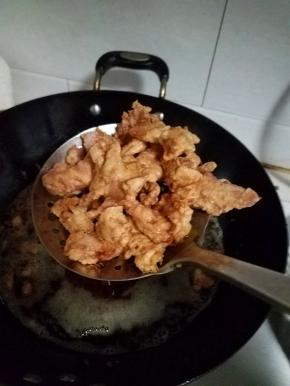 漏勺捞出沥油。