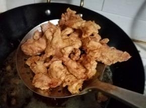 漏勺捞出沥油。