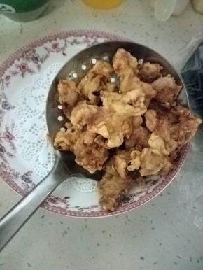 准备一个盘子，垫上纸，把漏勺放进去再控一会油，不要着急装盘，直接去炸下一锅。