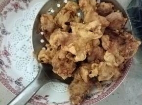 准备一个盘子，垫上纸，把漏勺放进去再控一会油，不要着急装盘，直接去炸下一锅。