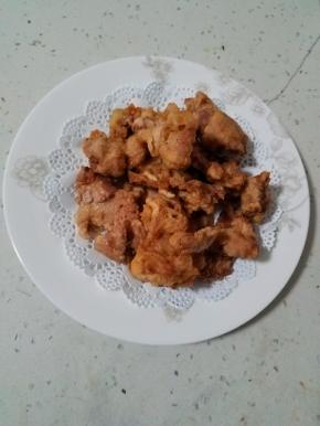 待下一锅肉片炸制的时候，把之前沥油的肉片装盘，反复操作到全部完成，我们的软炸里脊就完成了。