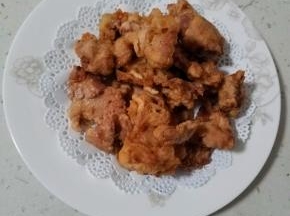 待下一锅肉片炸制的时候，把之前沥油的肉片装盘，反复操作到全部完成，我们的软炸里脊就完成了。