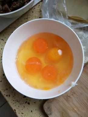 鸡蛋打散入碗