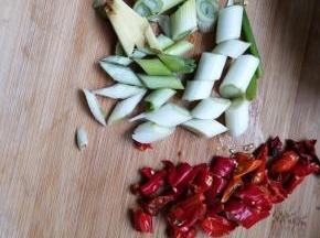 切好葱姜辣椒