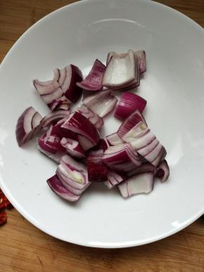 切好洋葱入盘备用
