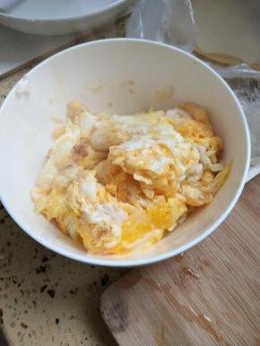 先炒鸡蛋入碗备用