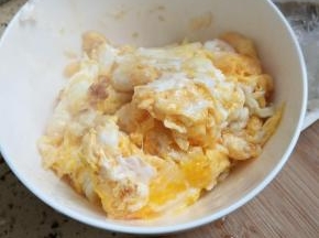 先炒鸡蛋入碗备用