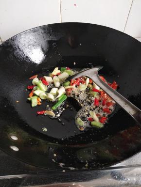 热锅入油先放作料炒香