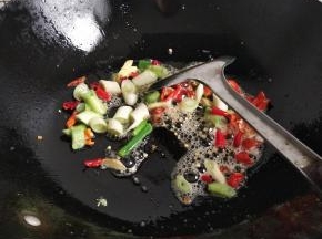 热锅入油先放作料炒香