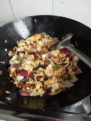 加入少许盐入味