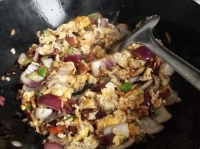 加入少许盐入味