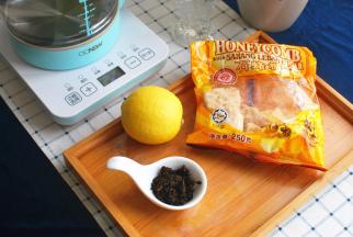 食材：鲜柠檬1个，红茶10克，石蜂糖适量。