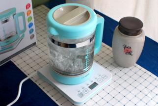 将800-1000毫升清水装入玻璃壶中，启动泡茶功能将水烧至沸腾。