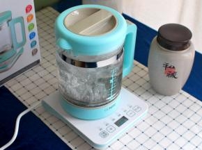 将800-1000毫升清水装入玻璃壶中，启动泡茶功能将水烧至沸腾。