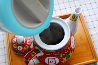 将红茶叶放入大茶壶，倒入200毫升沸水，浸泡1分钟（洗茶），将茶水倒掉。