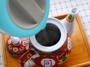 将红茶叶放入大茶壶，倒入200毫升沸水，浸泡1分钟（洗茶），将茶水倒掉。