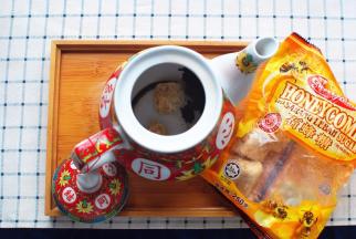 将两三块石蜂糖放入茶壶中。